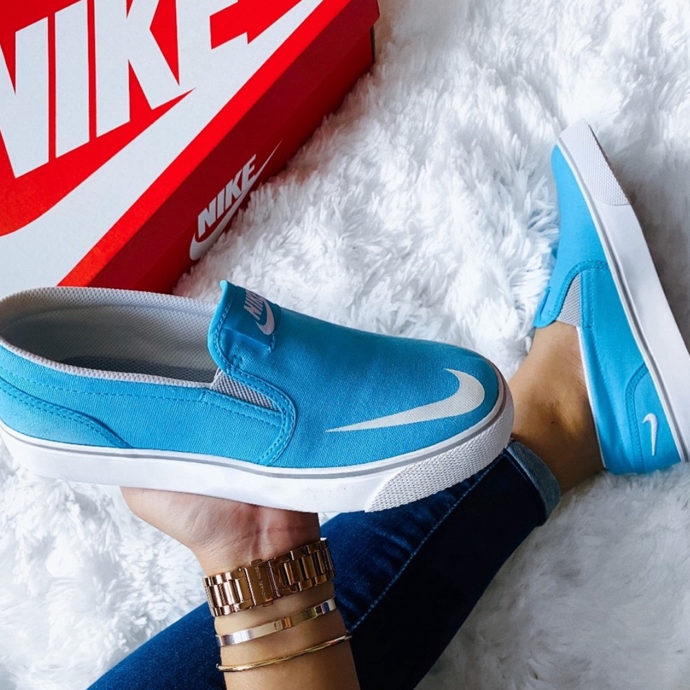 NIKE TOKI SLIPON CVS (GS) 
Nike Blue Slip-On Sneakers
